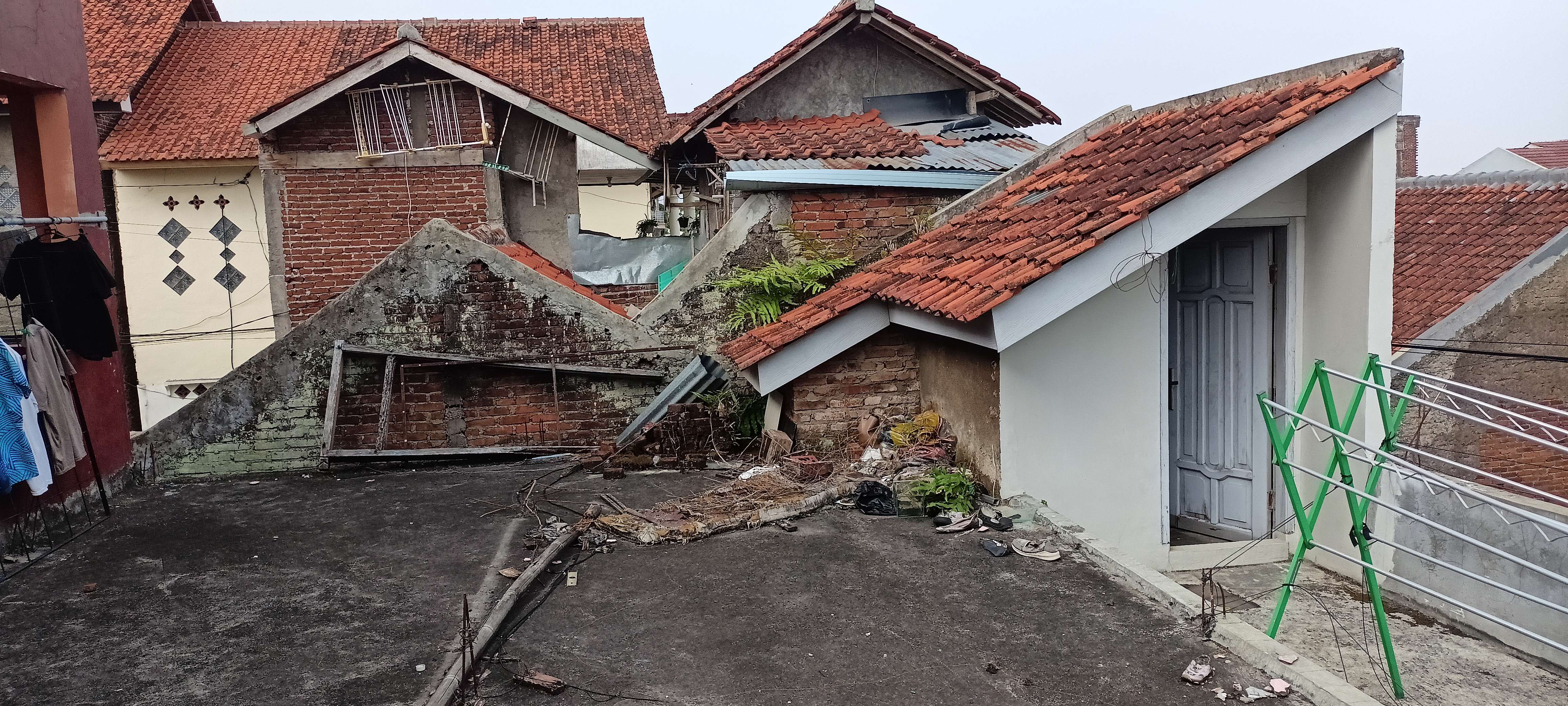 Gudang kecil dan tempat jemuran di lantai 2