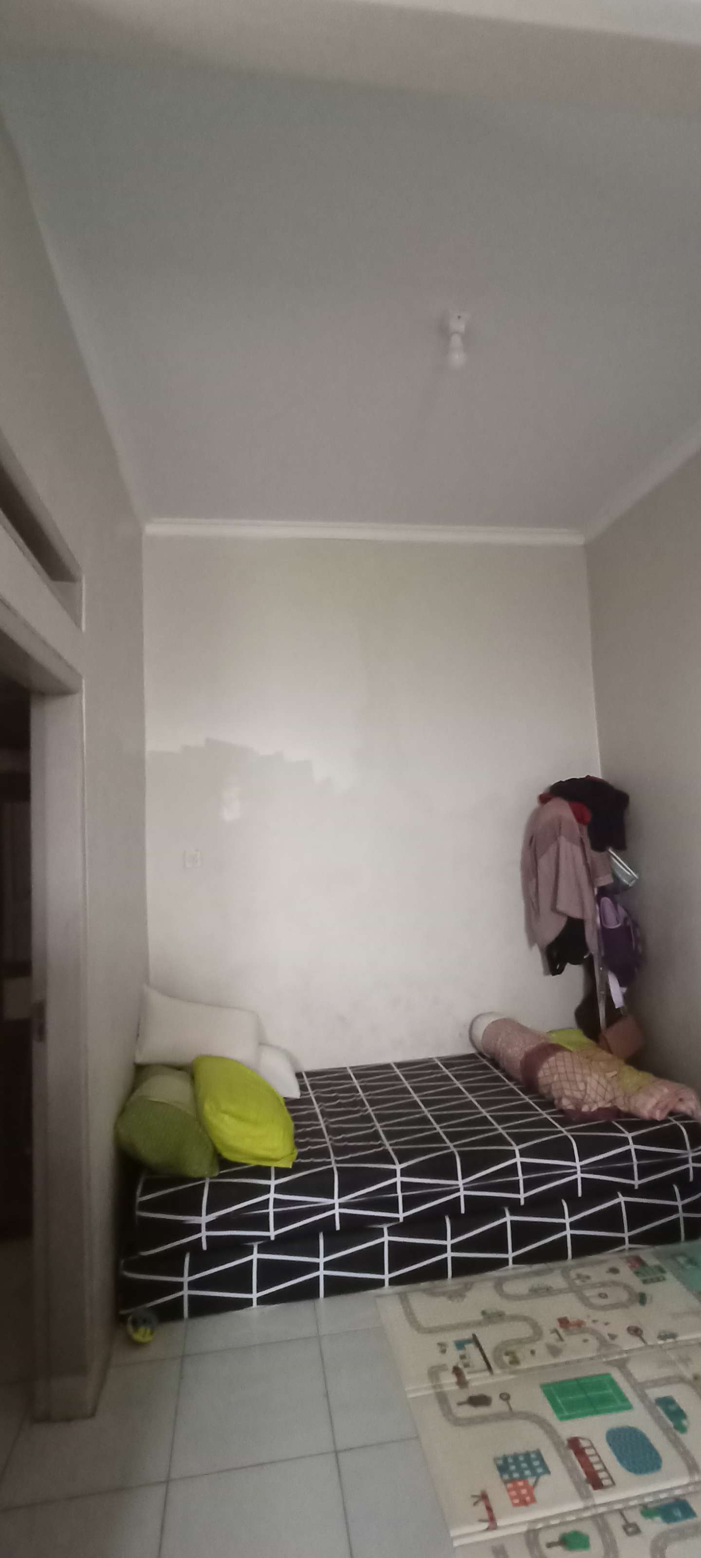 Ruang keluarga yang bisa dijadikan kamar tambahan