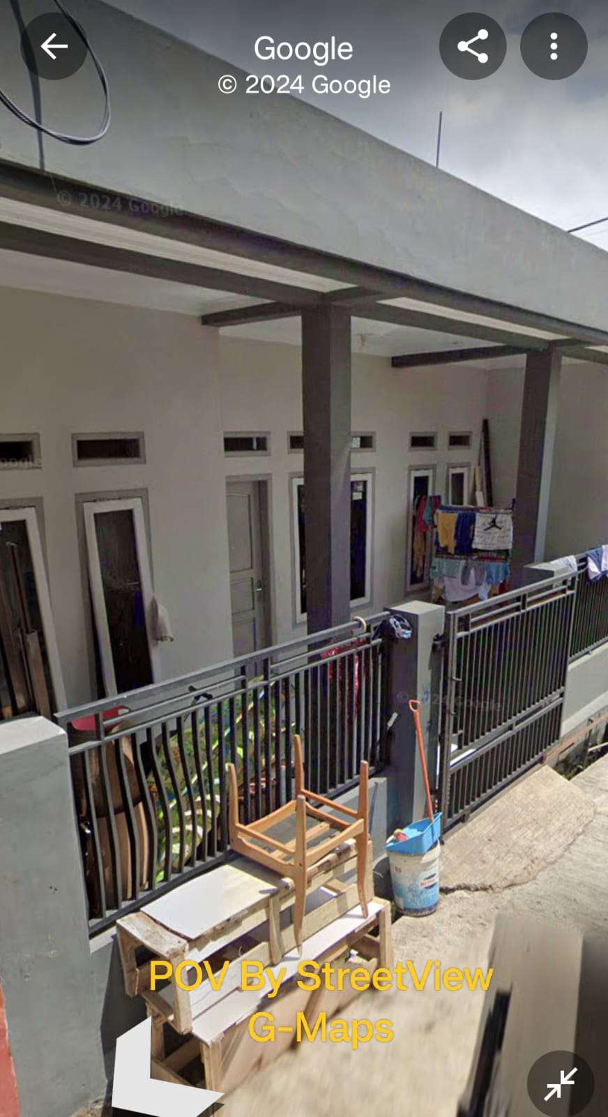 Tampak depan rumah dari sisi kiri